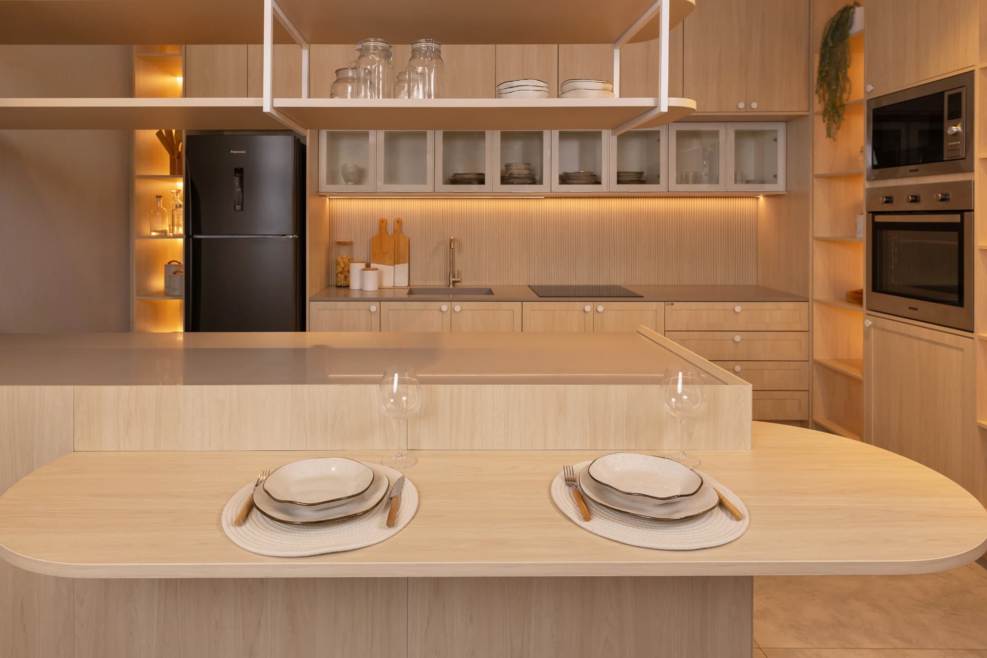 Cozinha planejada completa com ilha, armários e eletrodomésticos