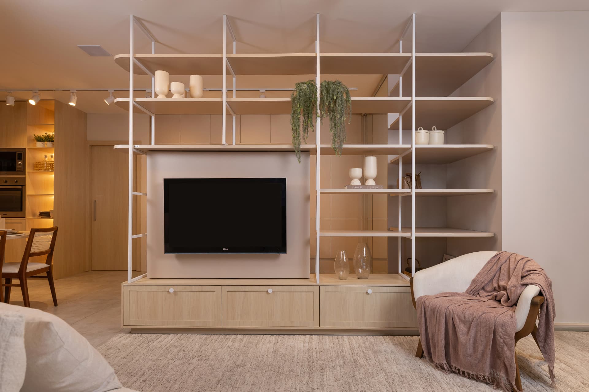 Sala de estar com estante modular e painel de TV planejado