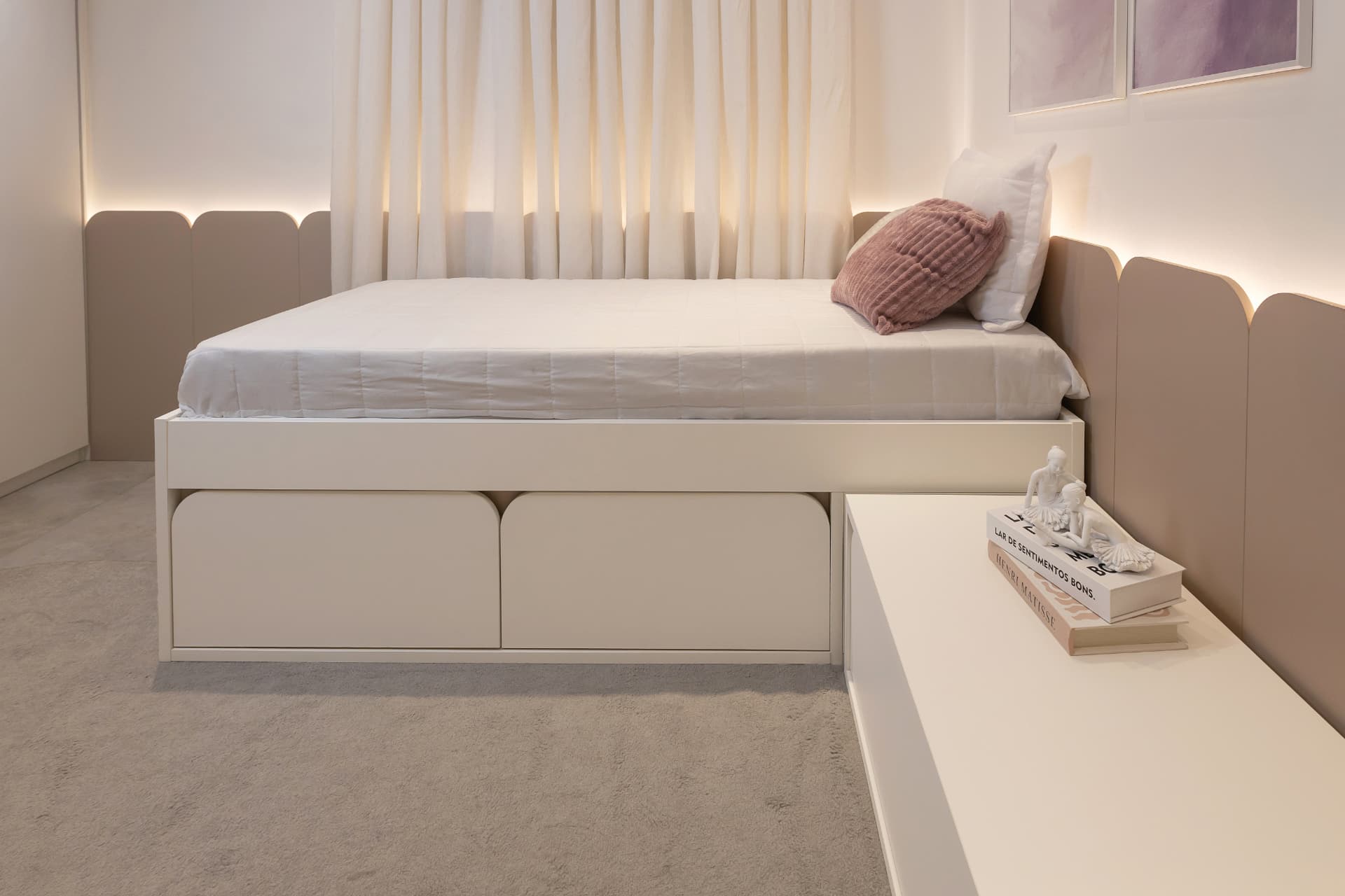 Dormitório planejado em branco com cama e criado-mudo sob medida