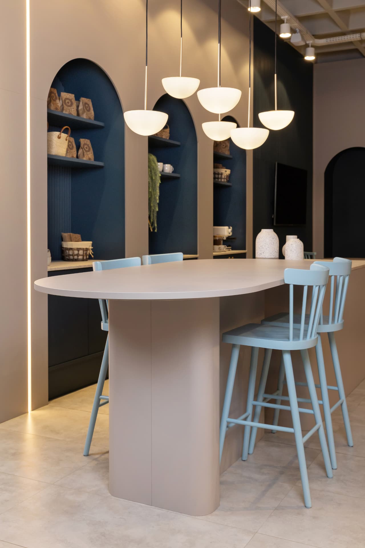 Showroom Italínea Decor BH com ilhas e luminárias pendentes